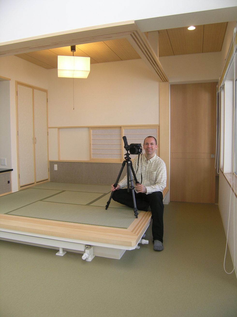 Glen Charles Rowell with Camera in a Japanese Room, Sapporo, Hokkaido, Japan (photography)