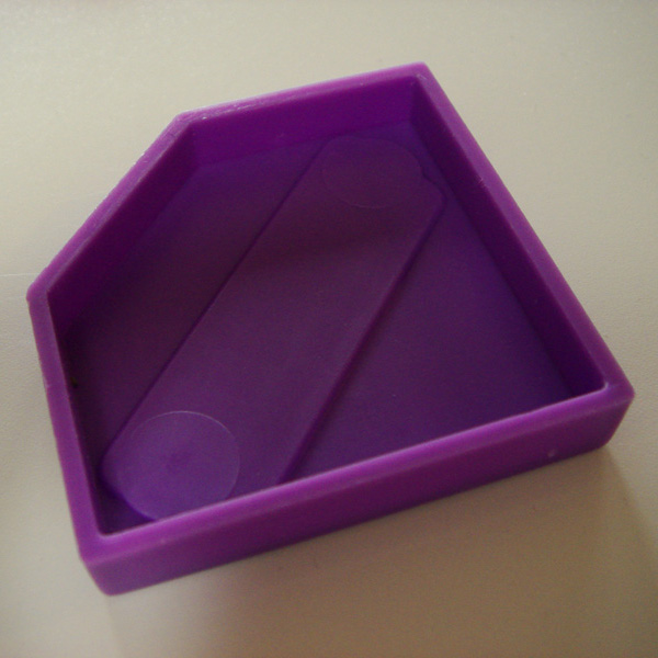 射出成形品の下側 back of injection molded part (purple piece)